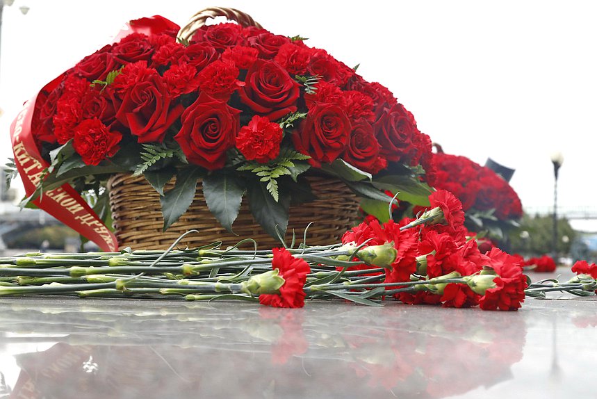 цветы возложение памятник венок