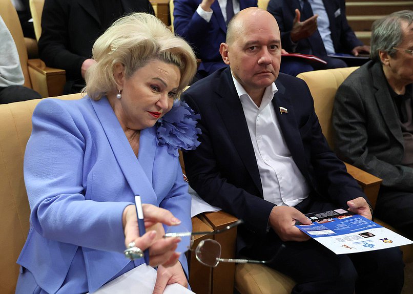 Председатель Комитета по защите семьи, вопросам отцовства, материнства и детства Нина Останина и заместитель Председателя Комитета по развитию гражданского общества, вопросам общественных и религиозных объединений Олег Леонов