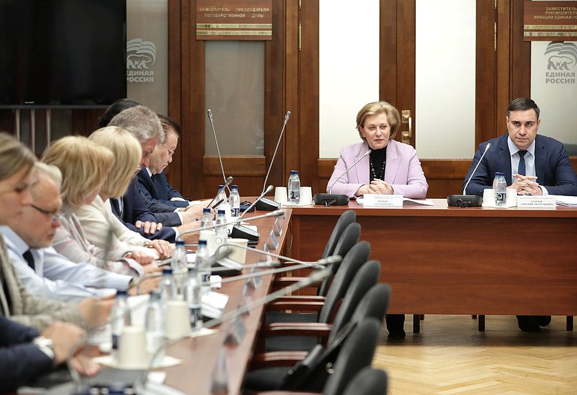Руководитель Роспотребнадзора — Главный санитарный врач РФ Анна Попова и Председатель Комитета по охране здоровья Дмитрий Хубезов