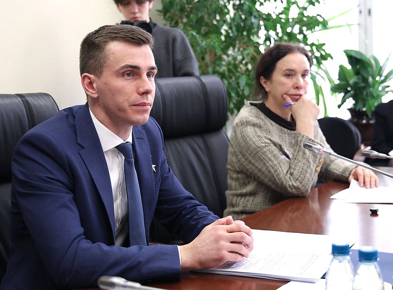Председатель Комитета по молодежной политике Владислав Головин и Первый заместитель Председателя Комитета Татьяна Дьяконова