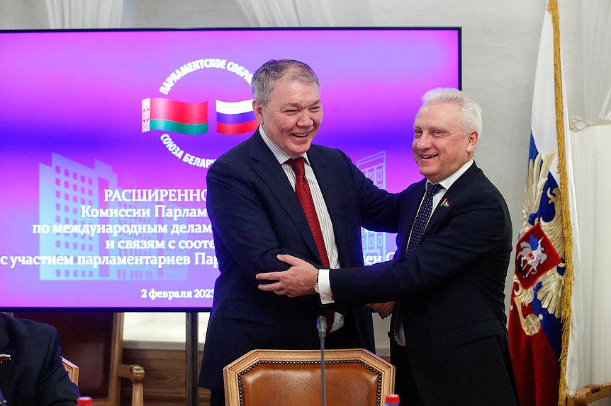 Председатель Комитета по делам СНГ, евразийской интеграции и связям с соотечественниками Леонид Калашников и председатель Постоянной комиссии Совета Республики Национального собрания Республики Беларусь по международным делам и национальной безопасности Сергей Рачков