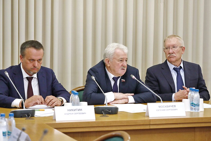 И.о. Министра транспорта РФ Андрей Никитин, Председатель Комитета по транспорту и развитию транспортной инфраструктуры Евгений Москвичев и Председатель Комитета по контролю Олег Морозов
