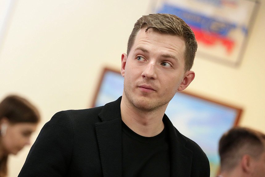 Председатель Комитета по молодежной политике Артем Метелев