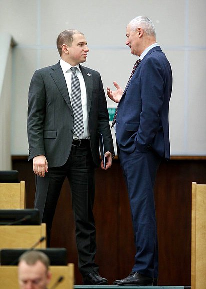 Первый заместитель Председателя Комитета по контролю Михаил Романов и член Комитета по финансовому рынку Николай Цед