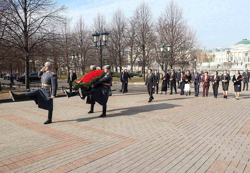 Председатель Жогорку Кенеша Киргизской Республики Марлен Маматалиев и члены делегации возложили цветы к Могиле Неизвестного солдата