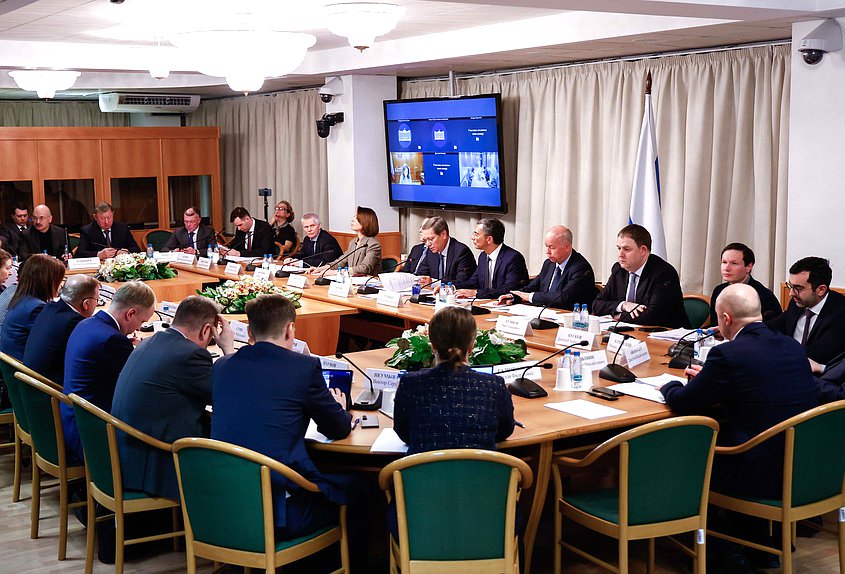 Заседание рабочей группы по подготовке и проведению парламентских слушаний на тему "О развитии отраслей легкой промышленности в РФ"