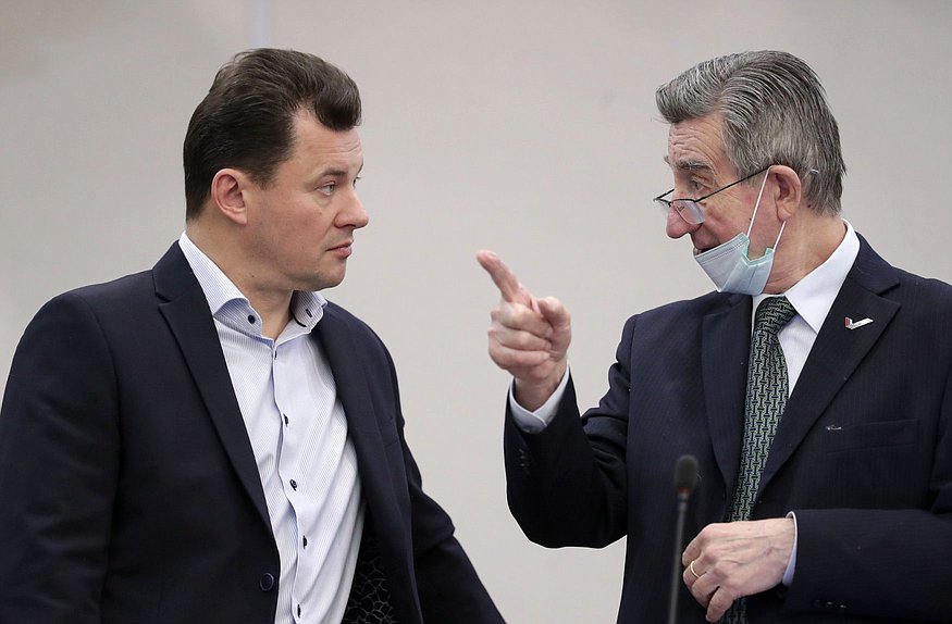 Члены Комитета Государственной Думы по транспорту и развитию транспортной инфраструктуры Роман Романенко и Виталий Ефимов