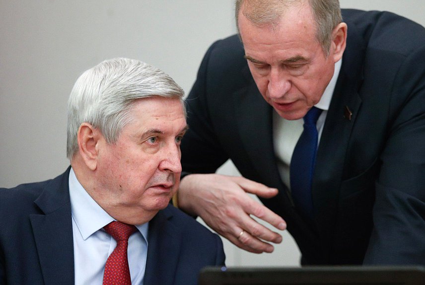 Первый заместитель Председателя Государственной Думы Иван Мельников и Первый заместитель Председателя Комитета по энергетике Сергей Левченко