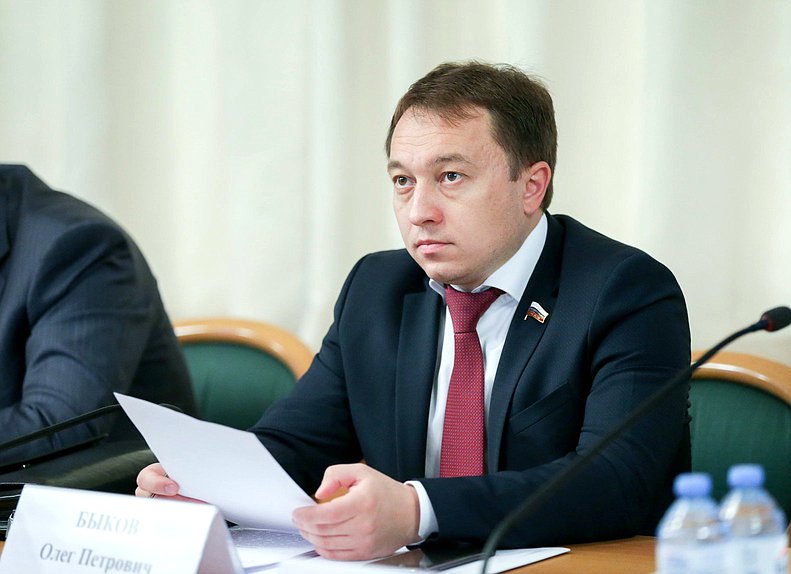Член Комитета по государственному строительству и законодательству Олег Быков