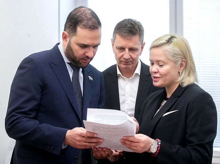 Первые заместители Председателя Комитета по науке и высшему образованию Владимир Сипягин и Александр Мажуга и заместитель Председателя Комитета Екатерина Харченко