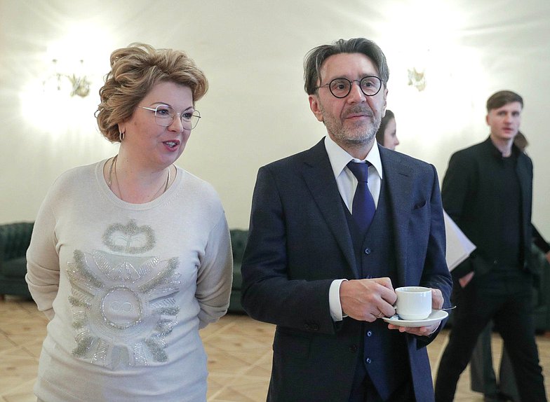 Председатель Комитета по культуре Елена Ямпольская и член «Партии Роста», музыкант Сергей Шнуров