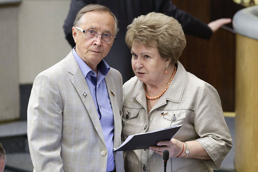 Первый заместитель Председателя Комитета по развитию гражданского общества, вопросам общественных и религиозных объединений Николай Бурляев и заместитель Председателя Комитета по развитию Дальнего Востока и Арктики Валентина Пивненко