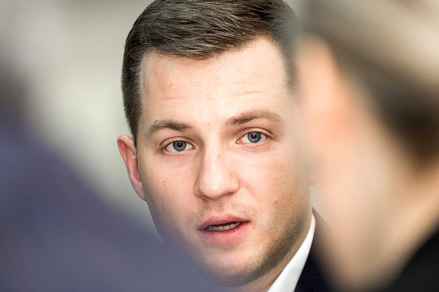 Председатель Комитета по молодежной политике Артем Метелев