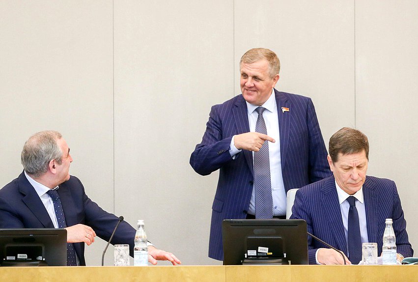 Заместитель Председателя Государственной Думы Сергей Неверов, Первый заместитель Председателя Комитета по труду, социальной политике и делам ветеранов Николай Коломейцев и Первый заместитель Председателя Государственной Думы Александр Жуков