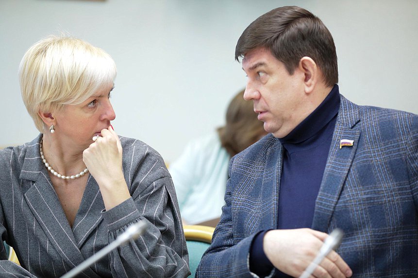 Заместитель Председателя Комитета по просвещению Ирина Ивенских и член Комитета Виктор Смирнов