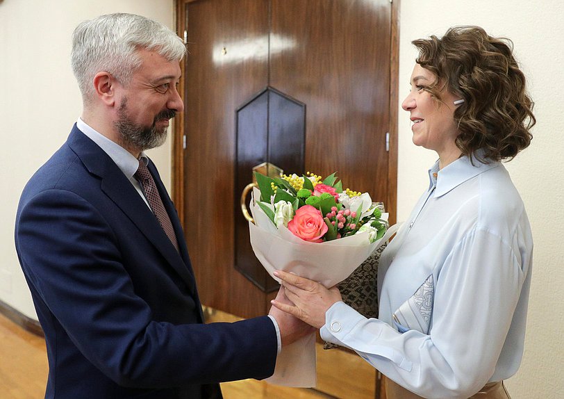 Член Комитета по международным делам Евгений Примаков и заместитель Председателя Комитета по экономической политике, промышленности, инновационному развитию и предпринимательству Альфия Когогина