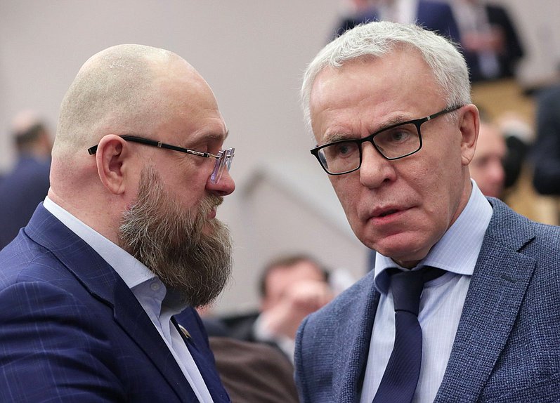 Заместитель Председателя Комитета по физической культуре и спорту Сергей Бурлаков и Первый заместитель Председателя Комитета по экологии, природным ресурсам и охране окружающей среды Вячеслав Фетисов