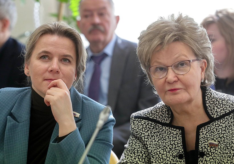 Члены Комитета по защите семьи, вопросам отцовства, материнства и детства Ольга Коробова и Татьяна Ларионова