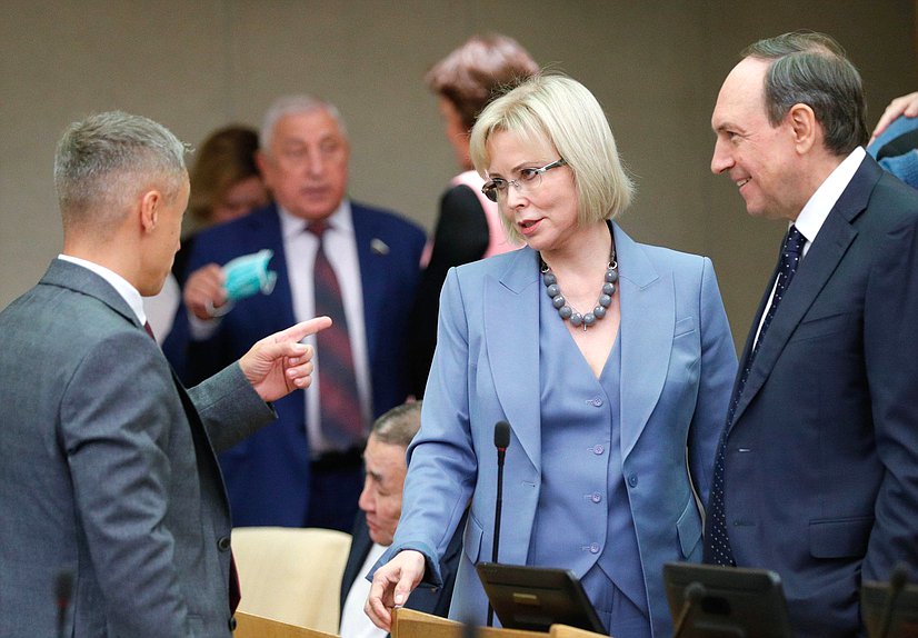 Заместитель Председателя Комитета по охране здоровья Татьяна Соломатина и Первый заместитель Председателя Комитета по международным делам Вячеслав Никонов