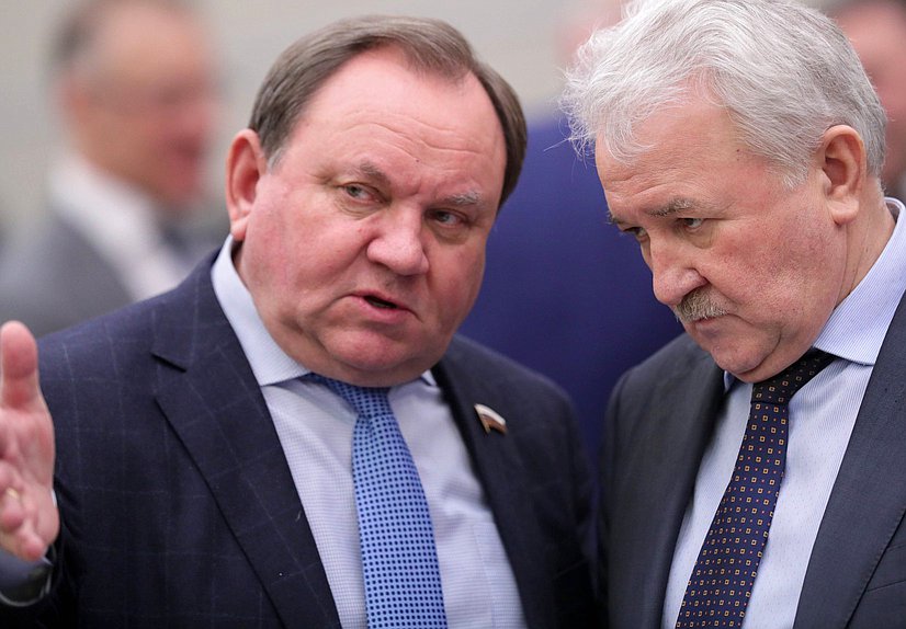 Заместитель Председателя Комитета Виктор Дерябкин и Председатель Комитета по транспорту и развитию транспортной инфраструктуры Евгений Москвичев