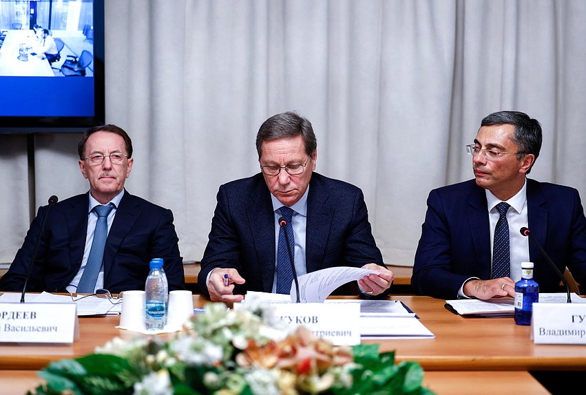 Заместитель Председателя Государственной Думы Алексей Гордеев, Первый заместитель Председателя Государственной Думы Александр Жуков и Председатель Комитета по промышленности и торговле Владимир Гутенев