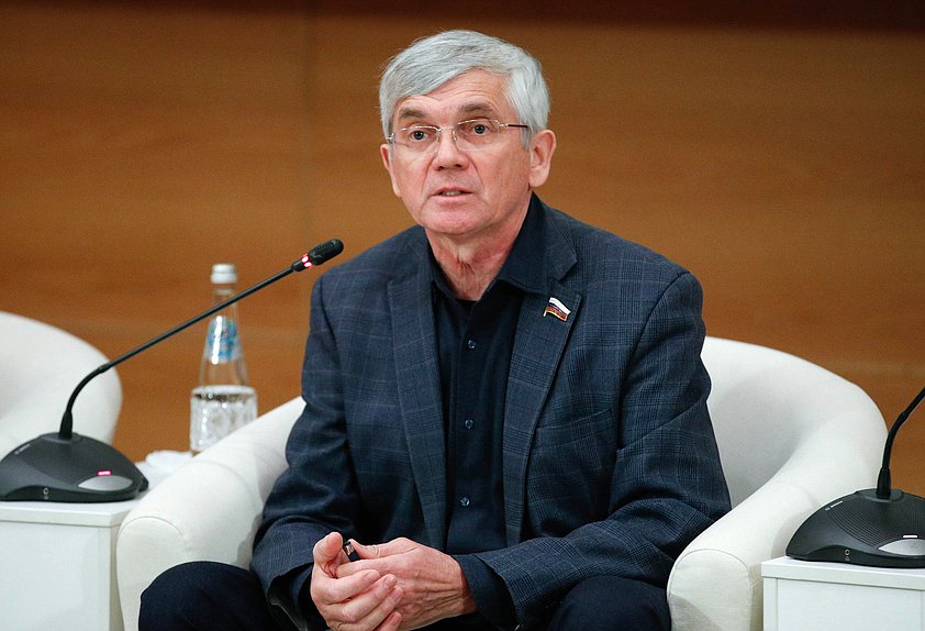 Член Комитета по охране здоровья Александр Петров