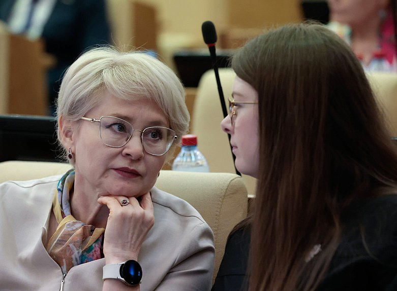 Член Комитета по просвещению Эльвира Аиткулова и заместитель Председателя Комитета по развитию гражданского общества, вопросам общественных и религиозных объединений Ольга Занко