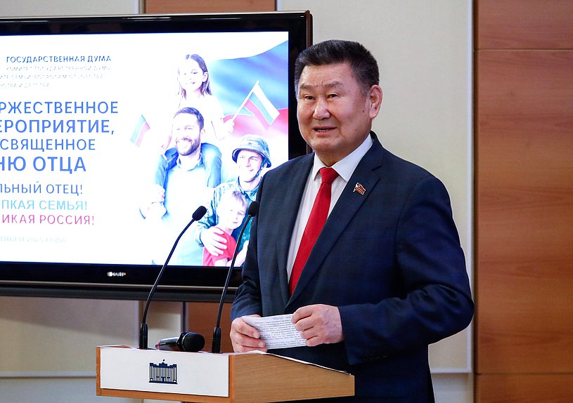 Член Комитета по государственному строительству и законодательству Вячеслав Мархаев