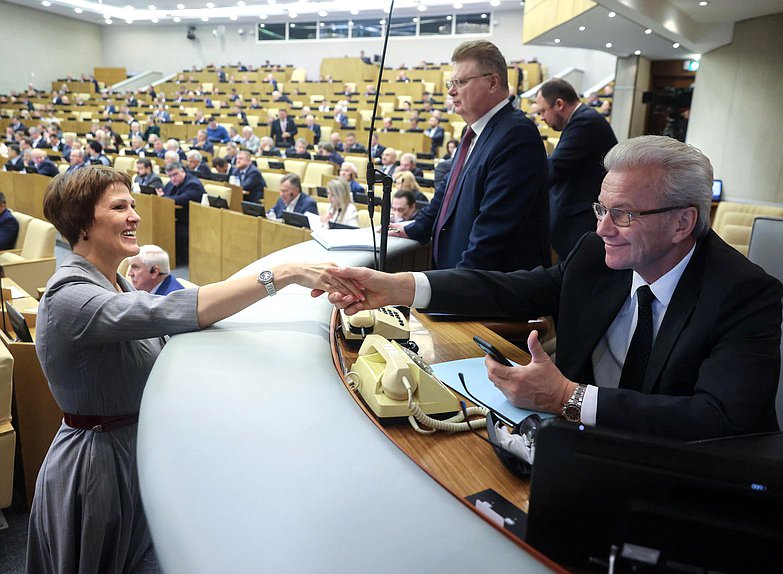 Член Комитета по защите конкуренции Ирина Филатова и Полномочный представитель Президента РФ в Государственной Думе Гарри Минх