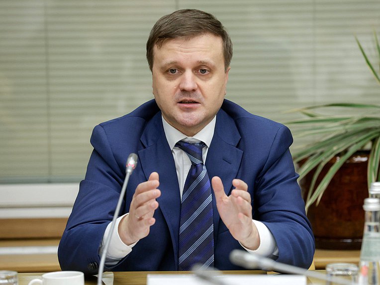 Председатель Комитета по региональной политике и местному самоуправлению Алексей Диденко. Заседание Комиссии Совета законодателей по делам Федерации, региональной политике и местному самоуправлению