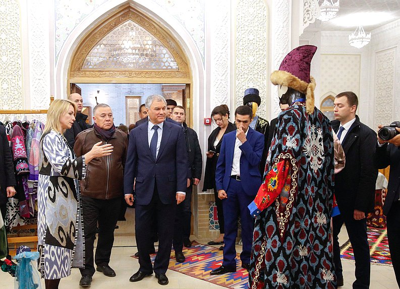 Председатель Государственной Думы Вячеслав Володин и члены российской делегации осмотрели международный туристический центр «Великий шелковый путь» в Самарканде