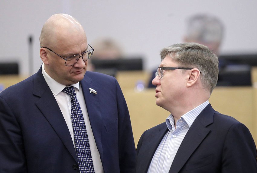 Член Комитета по труду, социальной политике и делам ветеранов Андрей Исаев (справа)