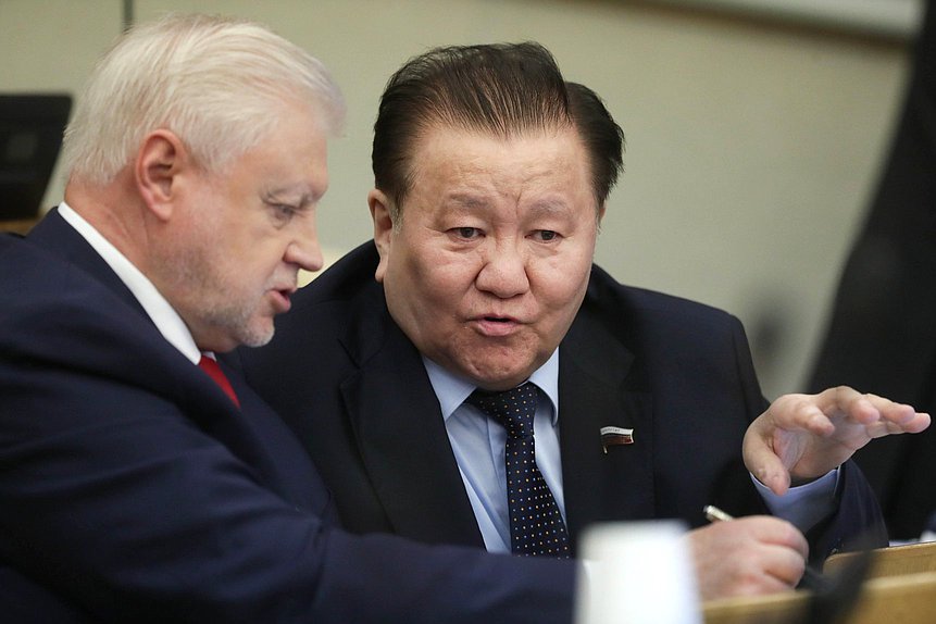Руководитель фракции «Справедливая Россия — За правду» Сергей Миронов и Первый заместитель Председателя Комитета по охране здоровья Федот Тумусов