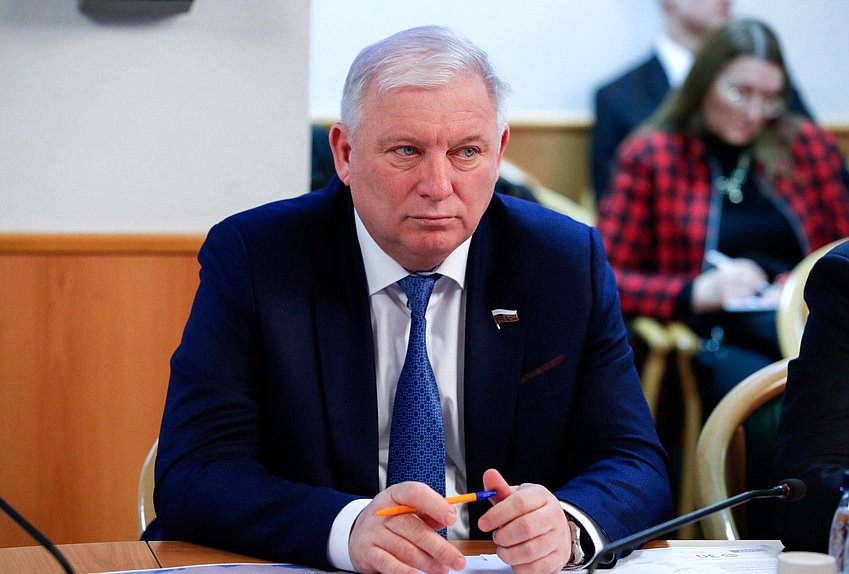 Заседание Комитета по транспорту и развитию транспортной инфраструктуры с участием Министра транспорта РФ Виталия Савельева