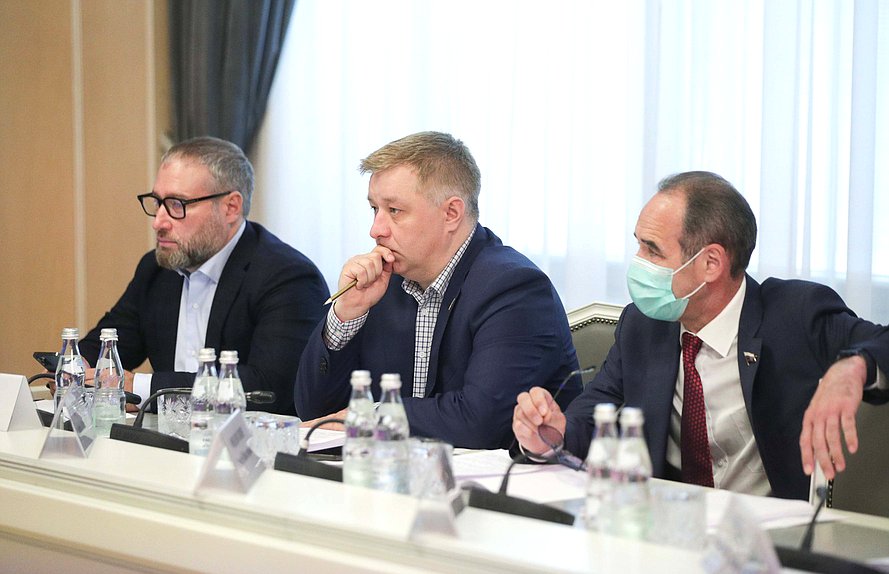 Члены Комитета по информационной политике, информационным технологиям и связи Антон Горелкин, Алексей Лисовенко и Сергей Чиндяскин