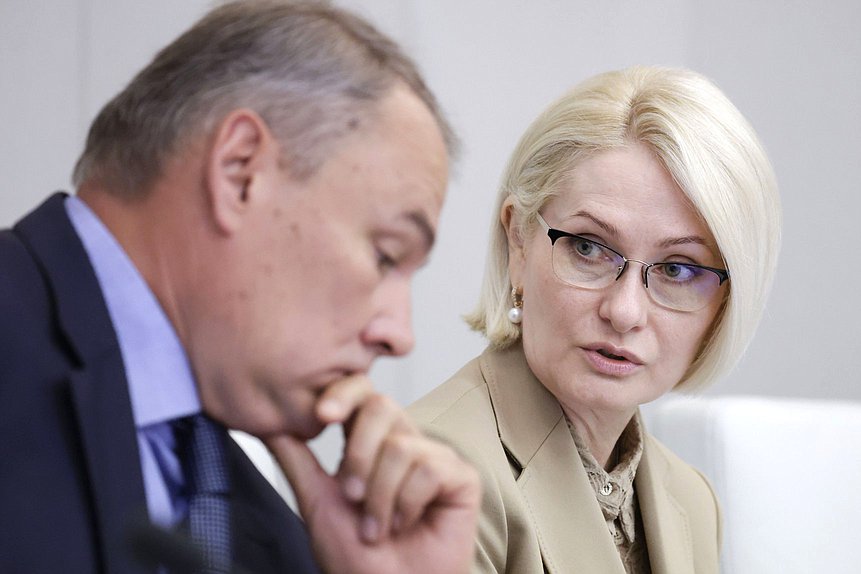 Заместители Председателя Государственной Думы Петр Толстой и Виктория Абрамченко