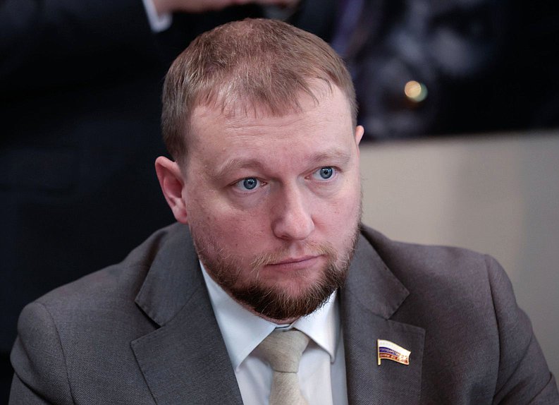 Член Комитета по промышленности и торговле Владимир Смирнов