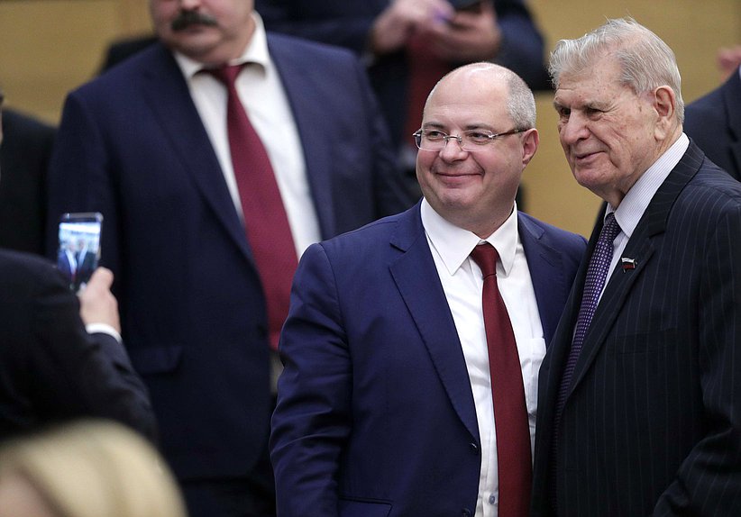 Председатель Комитета по развитию гражданского общества, вопросам общественных и религиозных объединений Сергей Гаврилов и советник Председателя Государственной Думы Геннадий Кулик