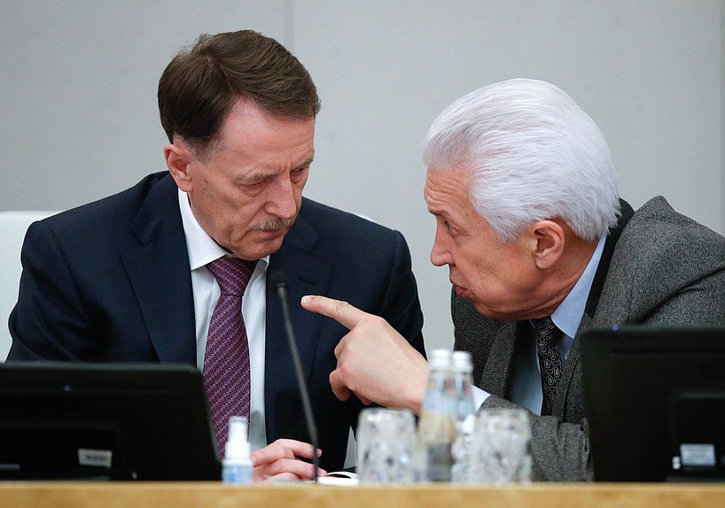 Заместитель Председателя Государственной Думы Алексей Гордеев и руководитель фракции «Единая Россия» Владимир Васильев