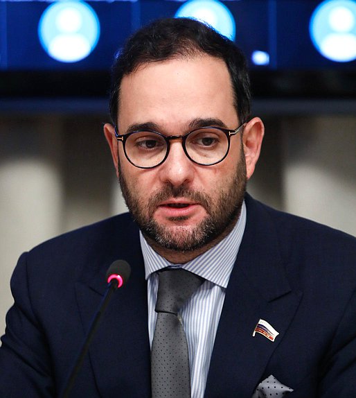 Первый заместитель Председателя Комитета по науке и высшему образованию Александр Мажуга