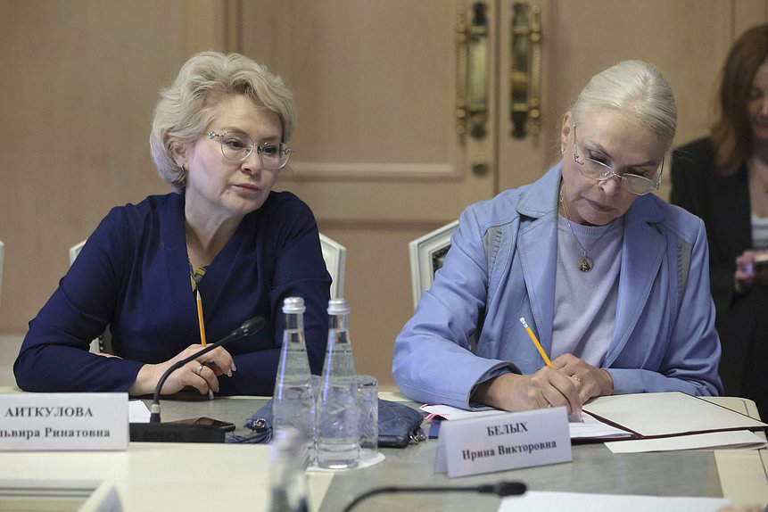 Член Комитета по просвещению Эльвира Аиткулова и Председатель Комитета по просвещению Ирина Белых