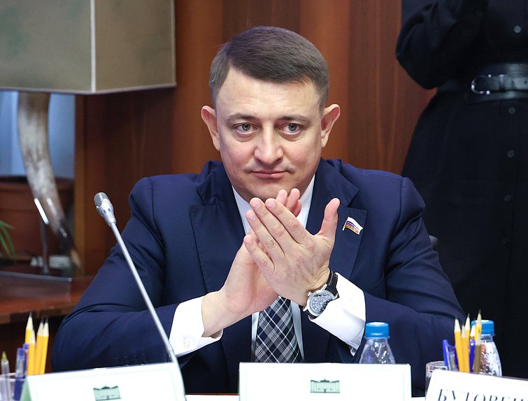 Член Комитета по вопросам собственности, земельным и имущественным отношениям Андрей Гимбатов
