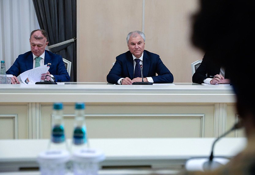 Председатель Государственной Думы Вячеслав Володин и Председатель Комитета по экономической политике Максим Топилин