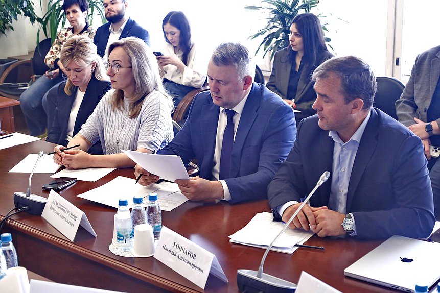 Член Комитета по труду, социальной политике и делам ветеранов Екатерина Стенякина, член Комитета по просвещению Лариса Тутова, член Комитета по молодежной политике Вячеслав Дамдинцурунов и заместитель Председателя Комитета по аграрным вопросам Николай Гончаров