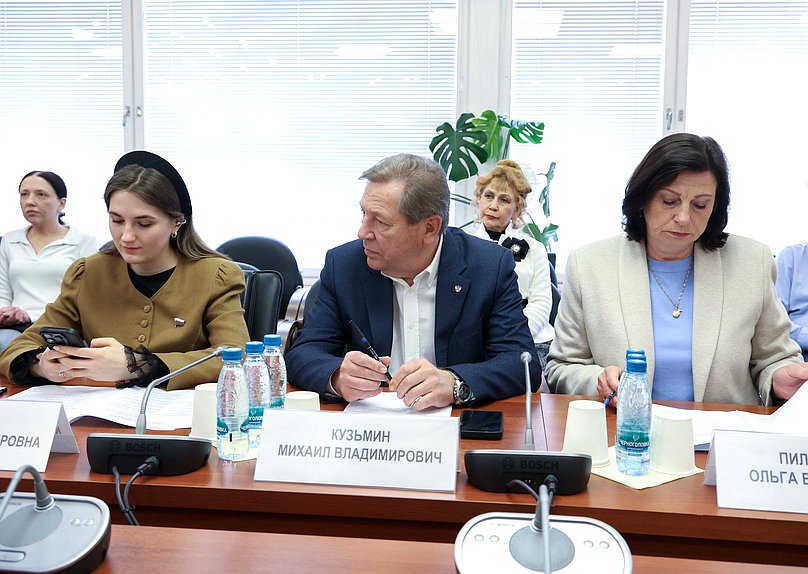 Первый заместитель Председателя Комитета по науке и высшему образованию Ксения Горячева и члены Комитета Михаил Кузьмин и Ольга Пилипенко