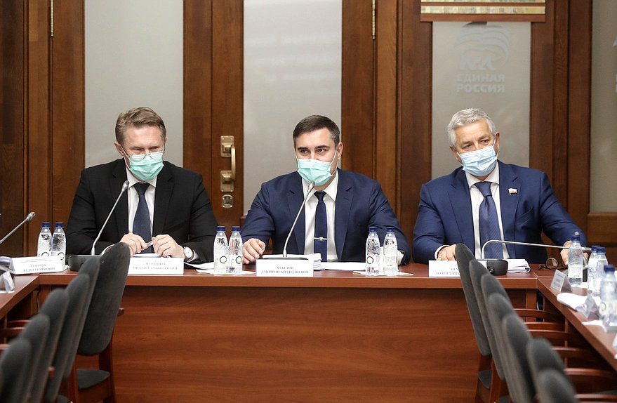 Министр здравоохранения РФ Михаил Мурашко, Председатель Комитета по охране здоровья Дмитрий Хубезов и Первый заместитель Председателя Комитета Леонид Огуль