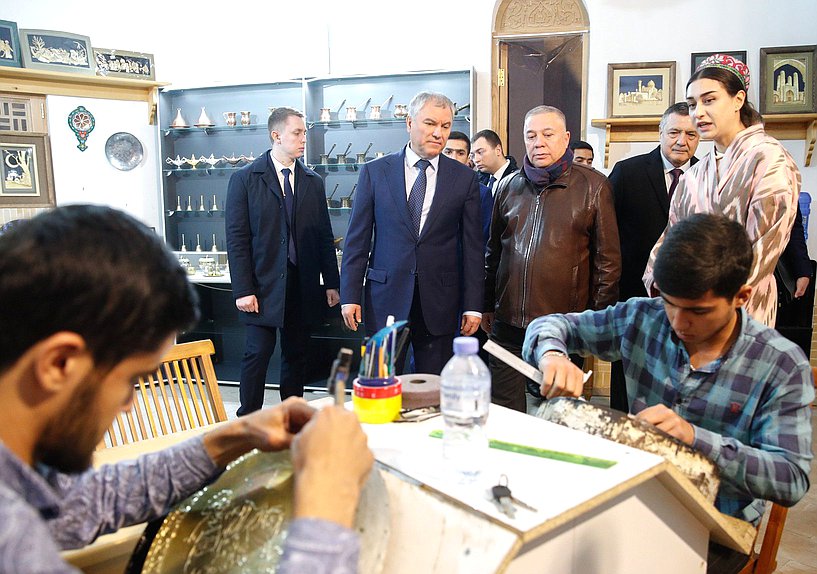 Председатель Государственной Думы Вячеслав Володин и члены российской делегации осмотрели международный туристический центр «Великий шелковый путь» в Самарканде