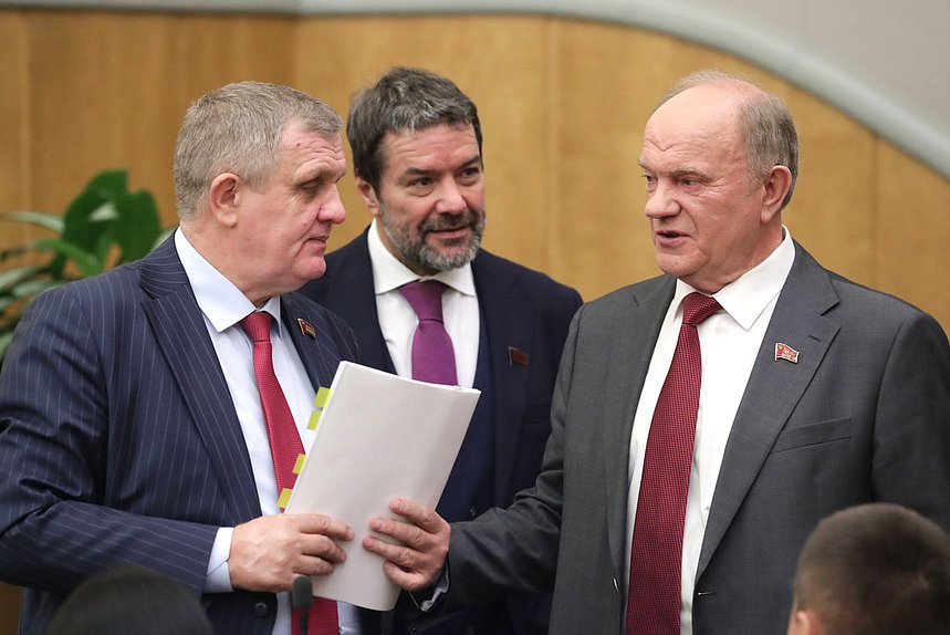 Первый заместитель Председателя Комитета по труду, социальной политике и делам ветеранов Николай Коломейцев, Первый заместитель Председателя Комитета по информационной политике, информационным технологиям и связи Александр Ющенко и руководитель фракции КПРФ Геннадий Зюганов