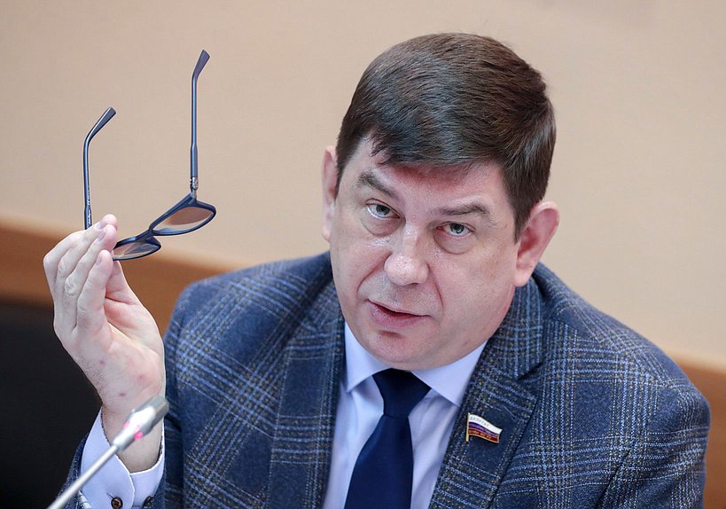 Член Комитета по просвещению Виктор Смирнов