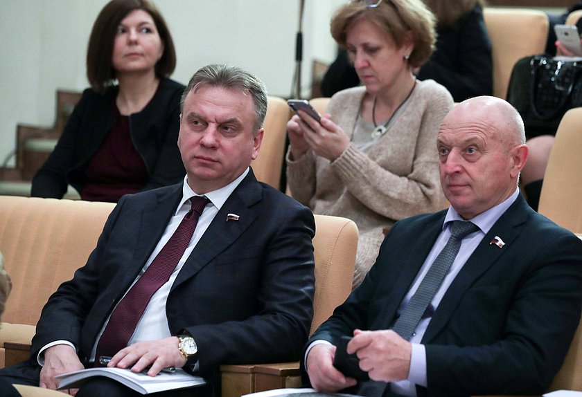 Член Комитета по природным ресурсам, собственности и земельным отношениям Сергей Крючек и член Комитета по региональной политике и проблемам Севера и Дальнего Востока Иван Фирюлин